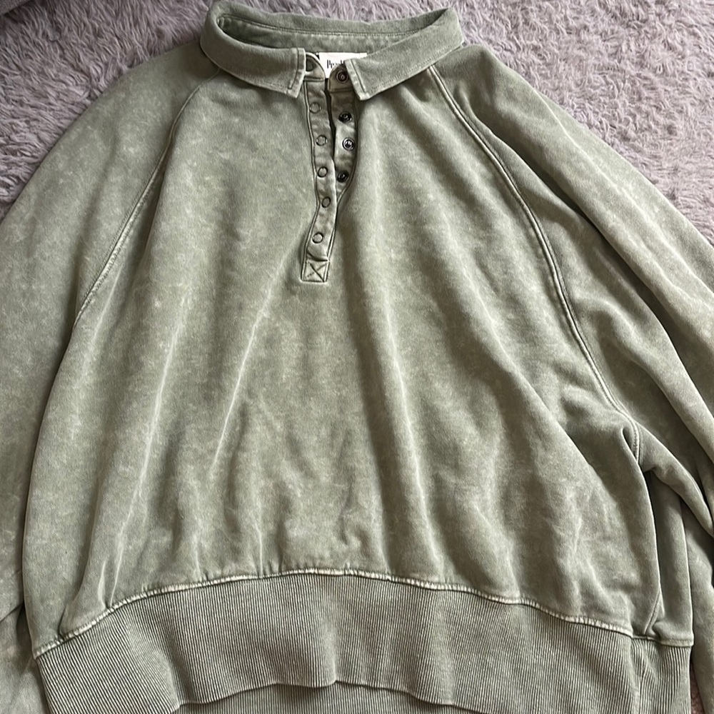 Boutique women’s medium cropped sweater